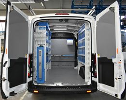 01_Transit s regálmi a plastovými boxmi